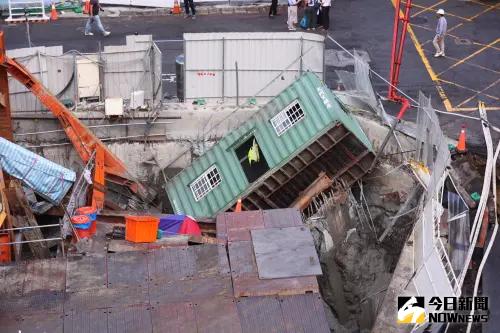 ▲台北市中山區大直街一處新建工程「基泰大直」7日發生工安事故，造成整排民宅嚴重龜裂傾斜。（圖／記者陳明中攝 , 2023.09.08）