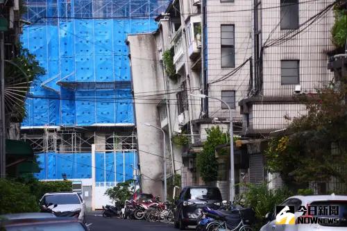 ▲台北市中山區大直街一處新建工程「基泰大直」7日發生工安事故，造成整排民宅嚴重龜裂傾斜。（圖／記者陳明中攝 , 2023.09.08）