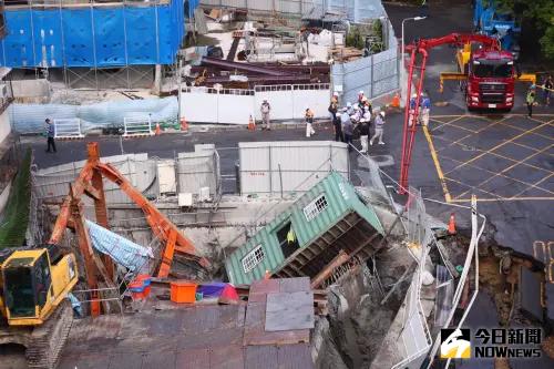 ▲台北市中山區大直街一處新建工程「基泰大直」7日發生工安事故，造成整排民宅嚴重龜裂傾斜。（圖／記者陳明中攝 , 2023.09.08）