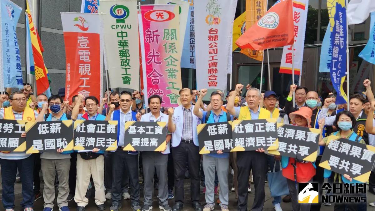 ▲基本工資審議委員會今（8）日上午於勞動部召開，勞團於會前喊話，月薪不應低於28000元，時薪不應低於186元。（圖／記者李琦瑋攝，2023.09.08）