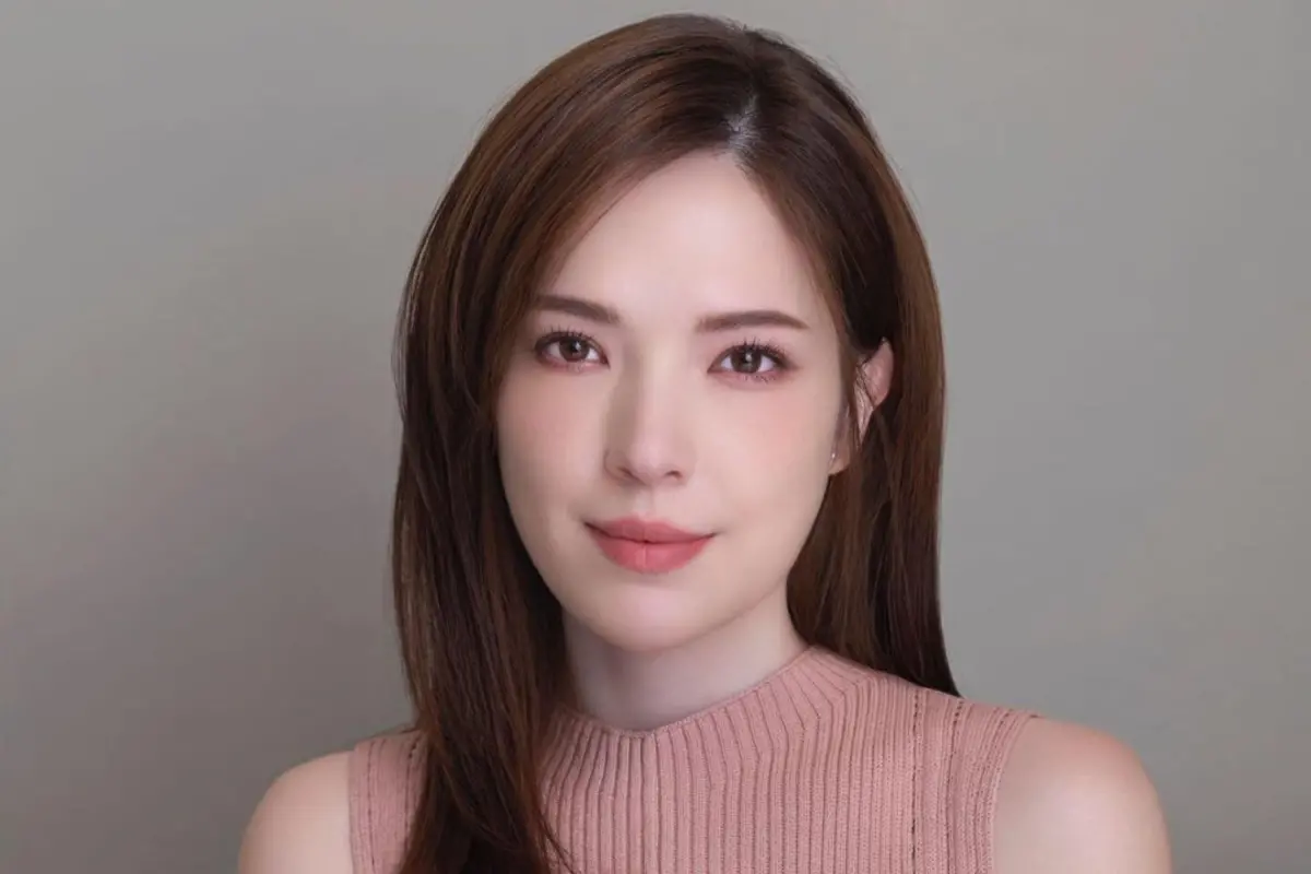 ▲許瑋甯近日甜蜜陪老公看F1賽車，照片中她帶著墨鏡，鏡片反射出邱澤的臉，小倆口低調放閃。（圖 / 許瑋甯IG）