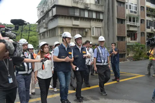 ▲大直民宅坍塌，台北市長蔣萬安前往勘災。（圖／北市記者聯誼會提供）