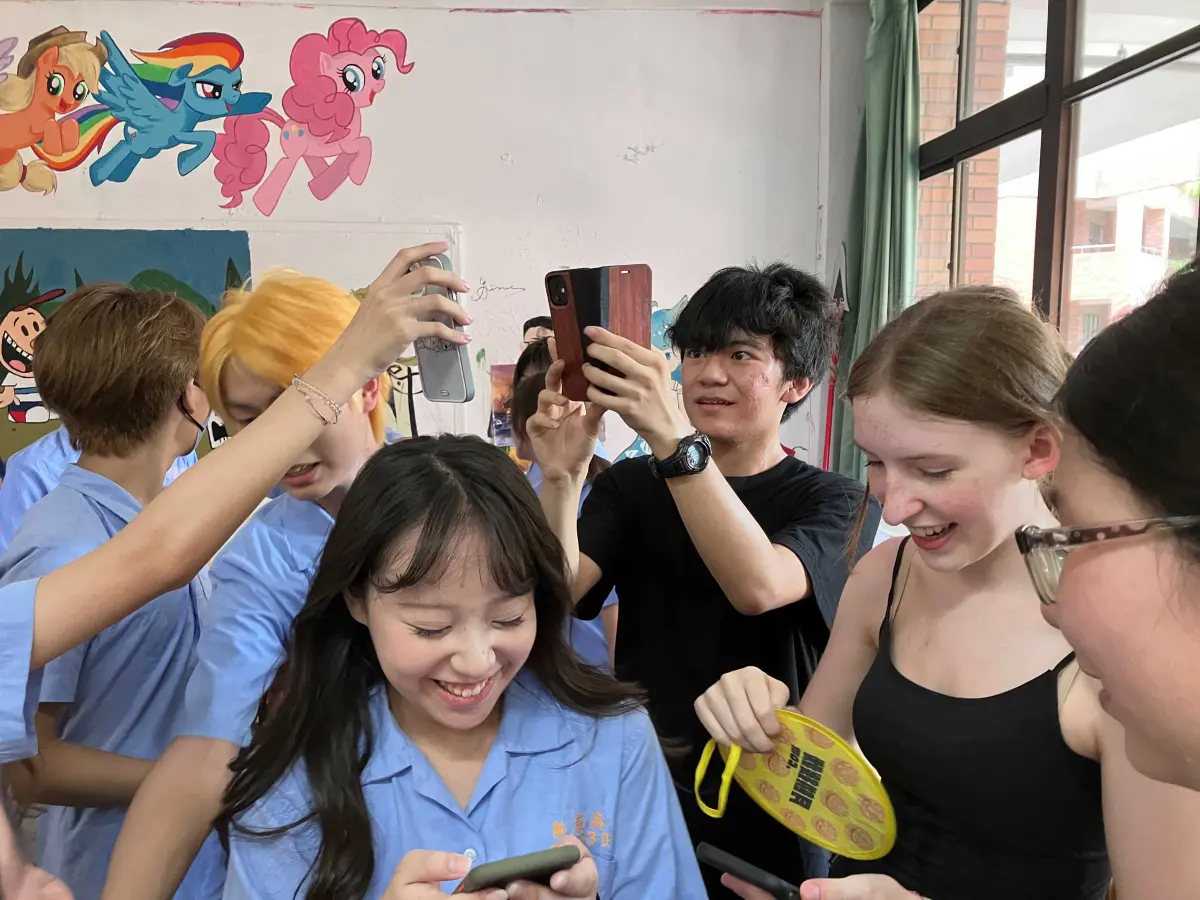 ▲新莊高中同學和德國籍交換生Neela相見歡，互換聯繫社群。（圖 ／新北市政府教育局提供）