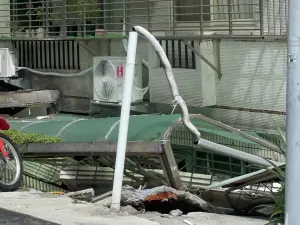 ▲住戶指控附近兩家同時施工的建商互踢皮球,長久以來置之不理,才導致如此嚴重工安事故。(圖/陳先生授權提供) ▲住戶指控附近兩家同時施工的建商互踢皮球,長久以來置之不理,才導致如此嚴重工安事故。(圖/陳先生授權提供)