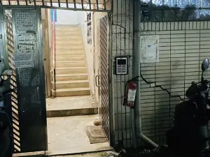▲大樓在下陷前,外牆就已出現龜裂狀況。(圖/陳先生授權提供) ▲大樓在下陷前,外牆就已出現龜裂狀況。(圖/陳先生授權提供)