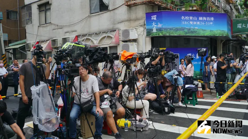 ▲北市大直街民宅坍塌,市警局拉起封鎖線,禁止媒體與圍觀民眾進入現場。(圖/記者呂炯昌攝,2023.09.08)