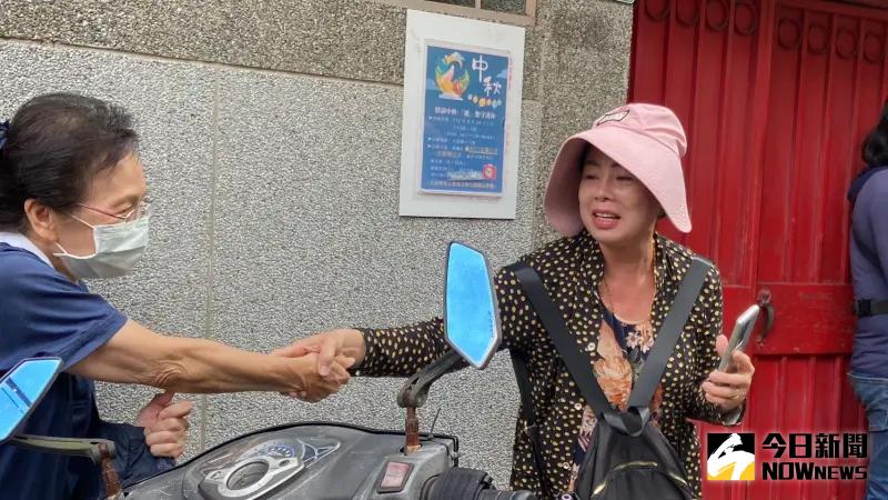 ▲大直民宅坍塌,慈濟志工到現場提供居民協助。(圖/記者呂炯昌攝,2023.09.08)