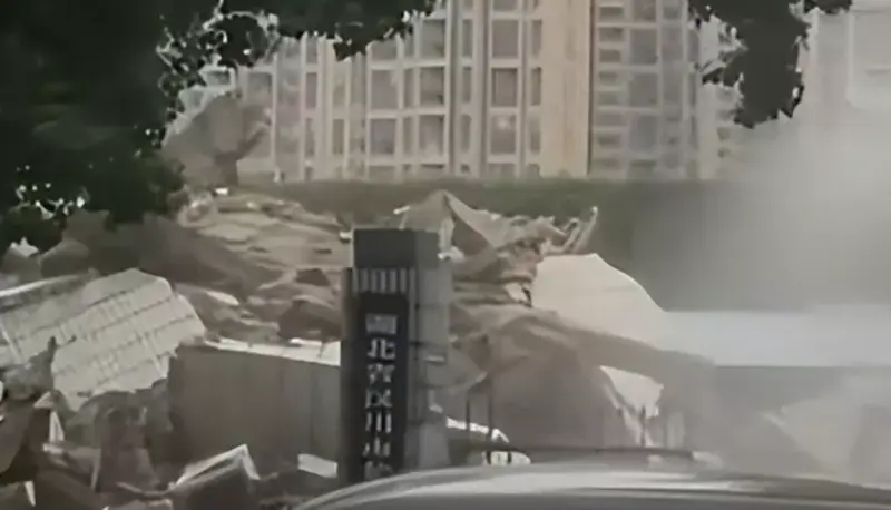▲中國湖北省漢川市，7日上午驚傳有建築倒塌。（圖／翻攝自微博）