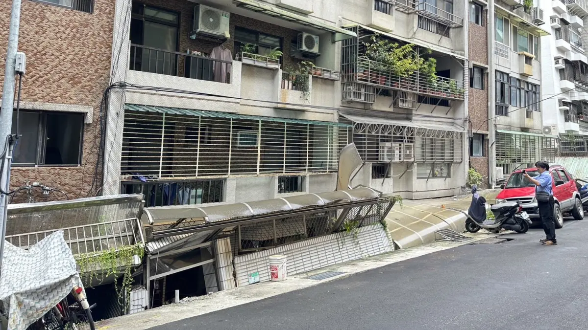 ▲基泰建設害大直民宅傾斜塌陷，一樓沒入地底，整排公寓無法再住人，受災戶無家可歸。（圖／記者周淑萍攝）