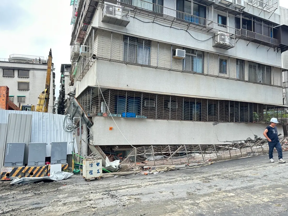 ▲基泰建設新建案「基泰大直」因施工不慎，害隔壁公寓傾斜塌陷，1樓變地下室。基泰估25戶重建成本不到3億元。（圖／記者周淑萍攝）