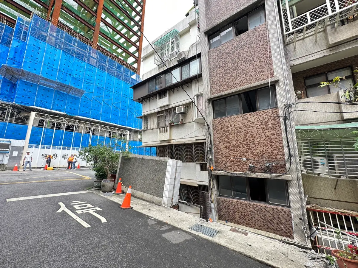 ▲基泰建設「基泰大直」海砂屋都更案害鄰宅傾斜下沉，對面的「躍大直」也是海砂屋都更案。專家呼籲周遭建物應趕快接受檢測。（圖／記者周淑萍攝）