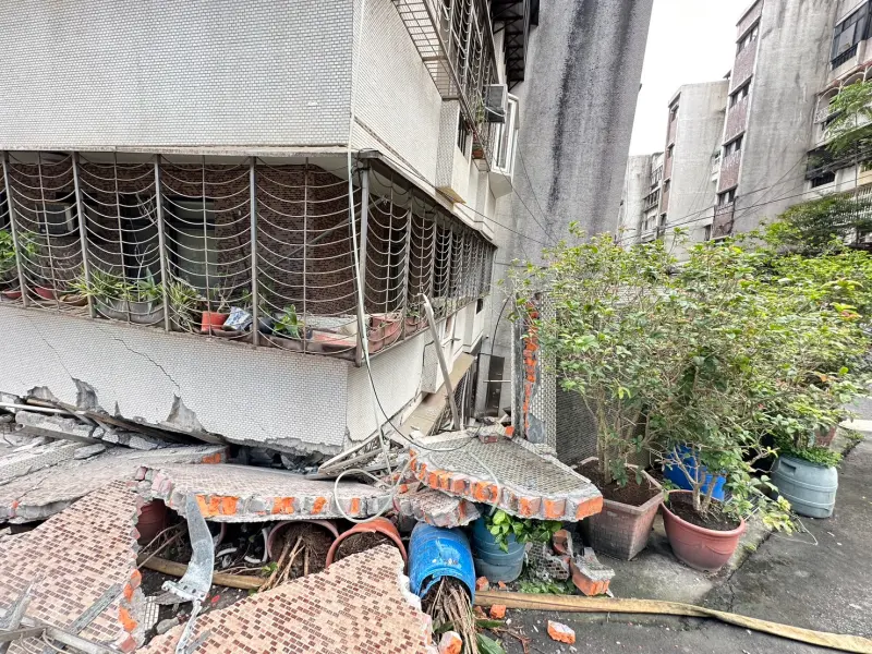 ▲大直民宅傾斜塌陷，而近半年內台北市已接連出現4處天坑，引發民眾對住宅安全的關注。（圖／記者周淑萍攝）