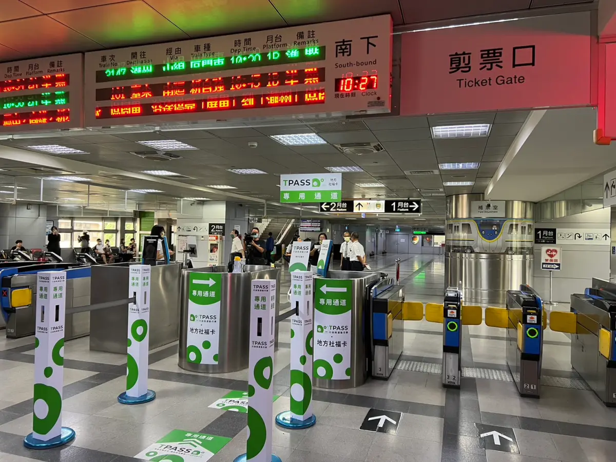 ▲台鐵屏東站TPASS月票通勤族用量飆升，為紓解排隊人潮新增4個通道。（圖／記者莊全成翻攝）