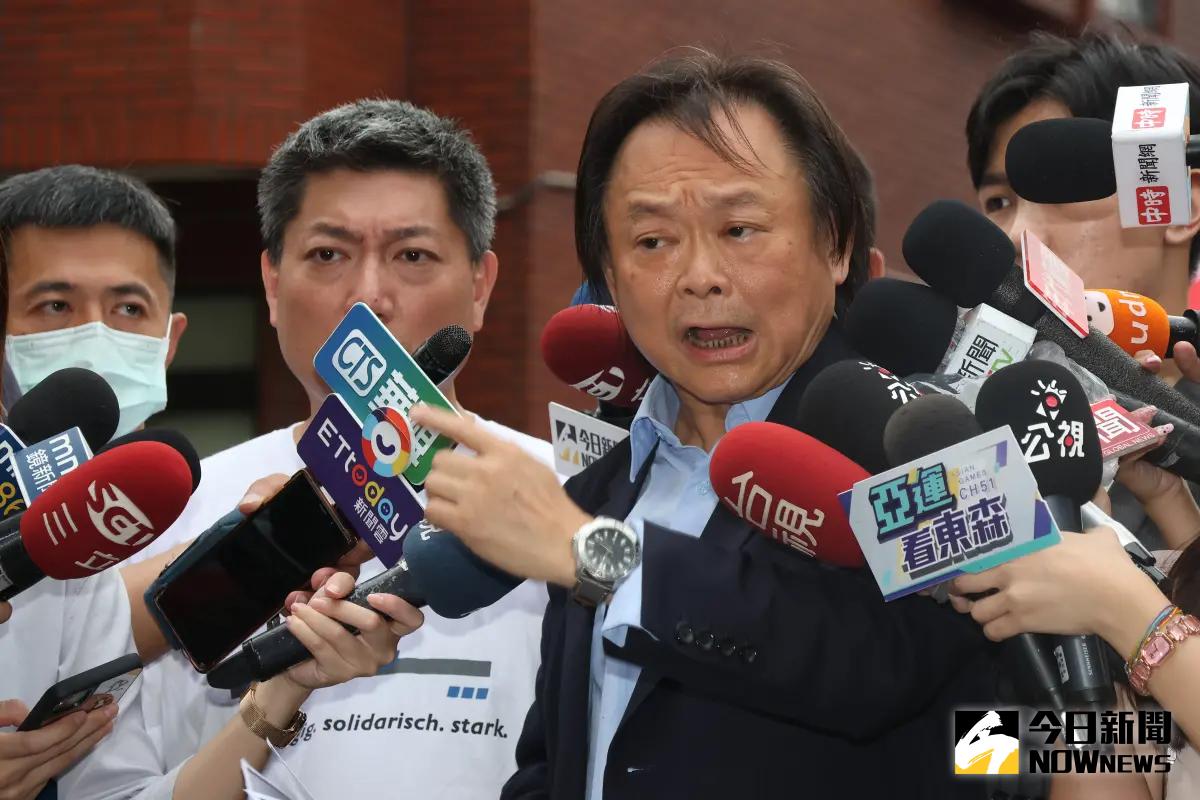 ▲基泰建設工地施工釀大直街民宅坍塌，台北市議員王世堅陪同受害住戶說明情況。（圖／記者陳明中攝，2023.09.08）