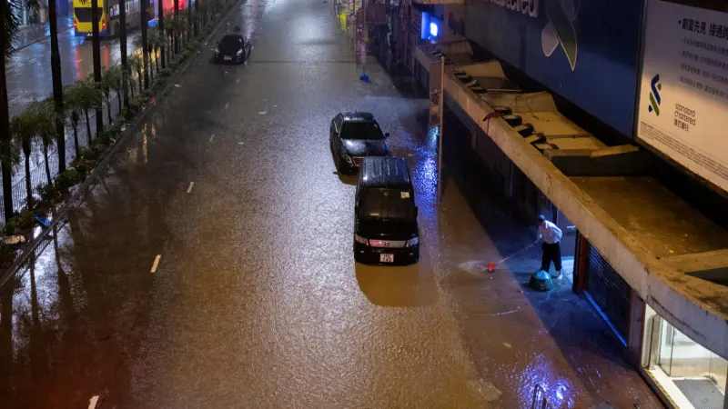 ▲香港黑色暴雨警告持續超過12小時，多處嚴重淹水，許多民眾都懷疑也跟深圳臨時洩洪、港府應變不及有關。（圖／美聯社／達志影像）