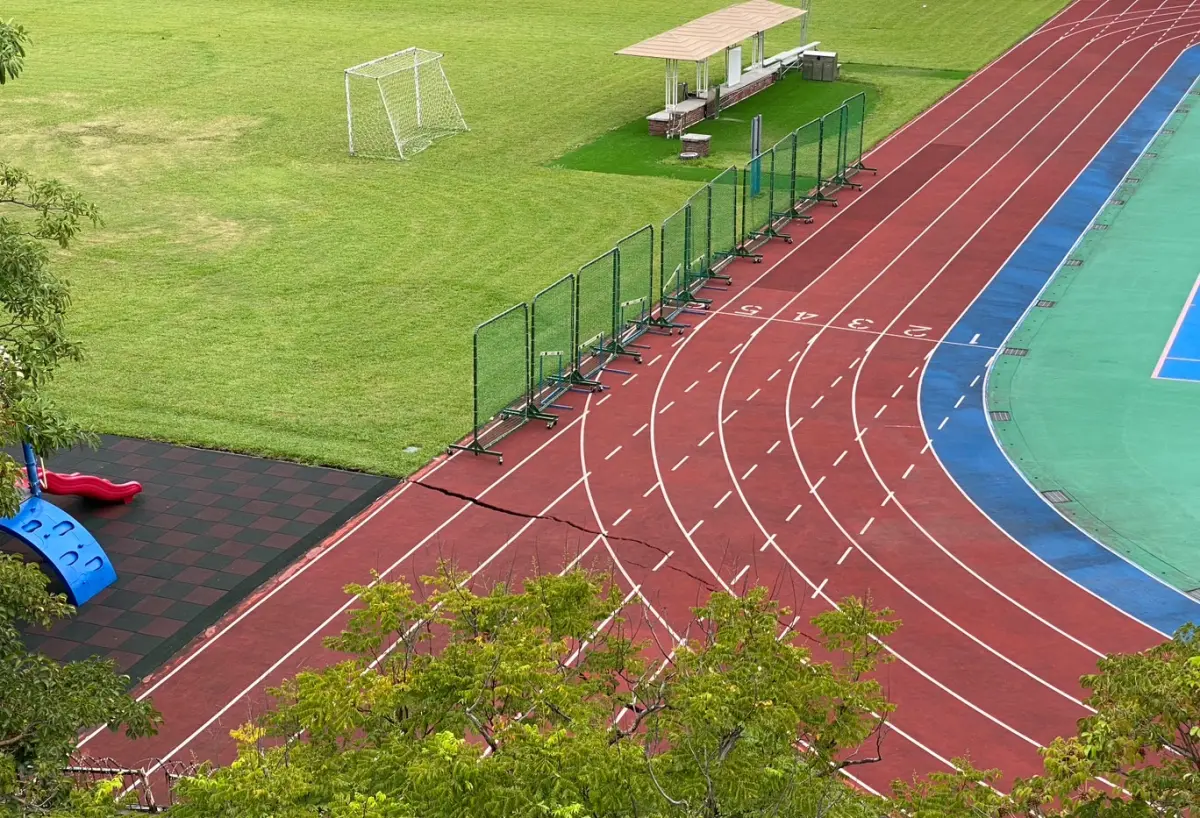 ▲大直公寓塌陷範圍擴大！道明外僑學校操場驚見「大裂縫」。（圖／記者陳明中攝，2023.09.08）