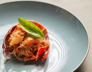 ▲li teppanyaki官網上秀出的菜色照有龍蝦，業者表示應為季節菜色。（圖／取自li teppanyaki官網）