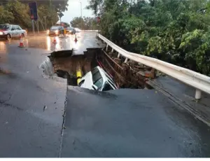 ▲黃竹坑前往淺水灣的其中一段道路塌陷。（圖／翻攝廖家儀臉書）