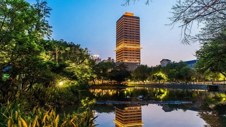 ▲楊玲宜表示，高虹安與建商來往過於頻繁，有市民主動提供資訊給她，指稱高虹安就住在建商提供的房子，且經過查證的確就是回建築。（圖／翻攝「北區超正。派 我是楊玲宜」臉書）