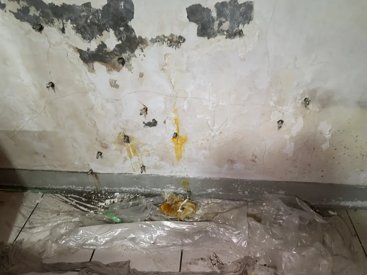 ▲北市中山區大直街94巷周邊7棟民宅傾斜下陷，台北市議員陳怡君今（8）日再加碼爆料，鄰近民房早在5個月前就出現龜裂，且當時建商「僅用水泥塗抹修補」。（圖／台北市議員陳怡君提供）