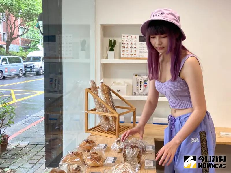 ▲大直街民宅塌陷,麵包店老闆娘現烤麵包分送住戶、警消、媒體。(圖/記者呂炯昌攝,2023.09.08)