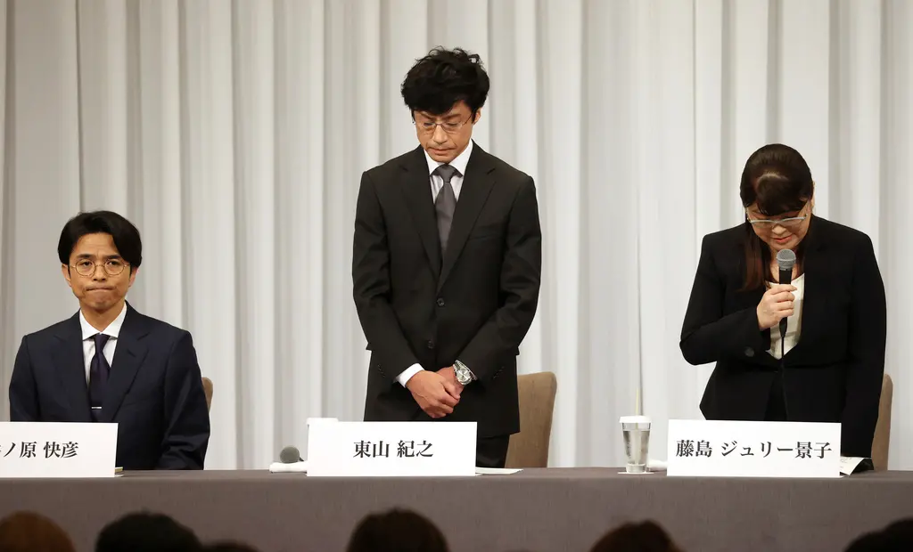 ▲「V6」井之原快彥（左起）、新社長東山紀之、前社長藤島茱莉景子等人對於強尼喜多川生前的性侵醜聞，跟大眾道歉。（圖／美聯社／達志影像）