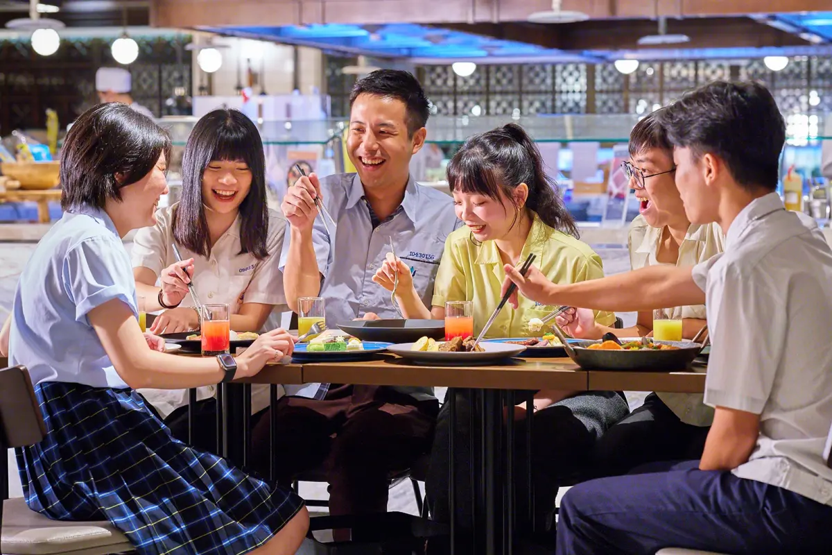 ▲JR東日本大飯店台北Brilliant鉑麗安全日餐廳以推出「校服趴･開學趣」活動，即日起至9月30日期間的星期一至星期四的午、晚餐及星期五午餐，穿著學校制服並在社群分享可享優惠價999元，原價1480元，等於打67折。（圖／JR東日本大飯店台北提供）