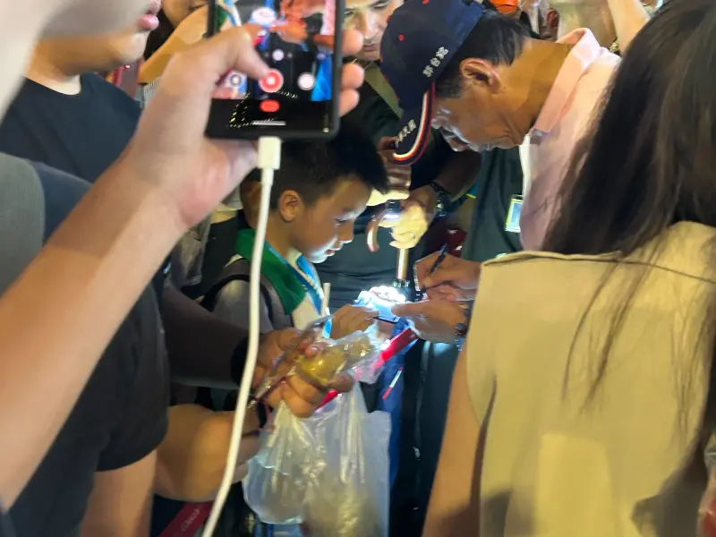 ▲鴻海創辦人郭台銘特地停下,幫支持者小孩簽名。(圖/記者林怡昕攝,2023.09.07)