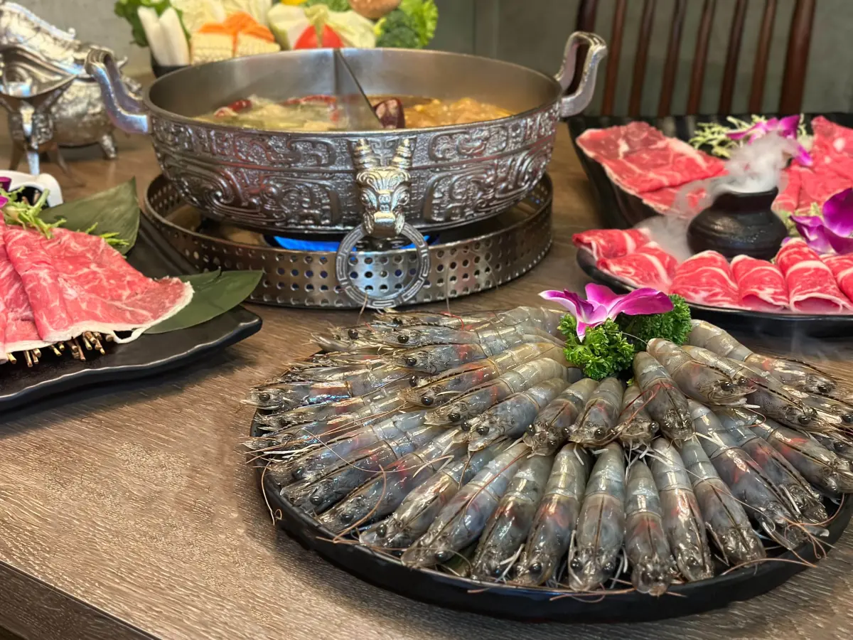 ▲軍人、老師、記者專屬痛風鍋，本人出示證件「幾歲送幾隻蝦」，另有快閃688元起吃到飽方案，哈根達斯無限量供應、按摩椅坐到爽。（圖／馬辣集團提供）