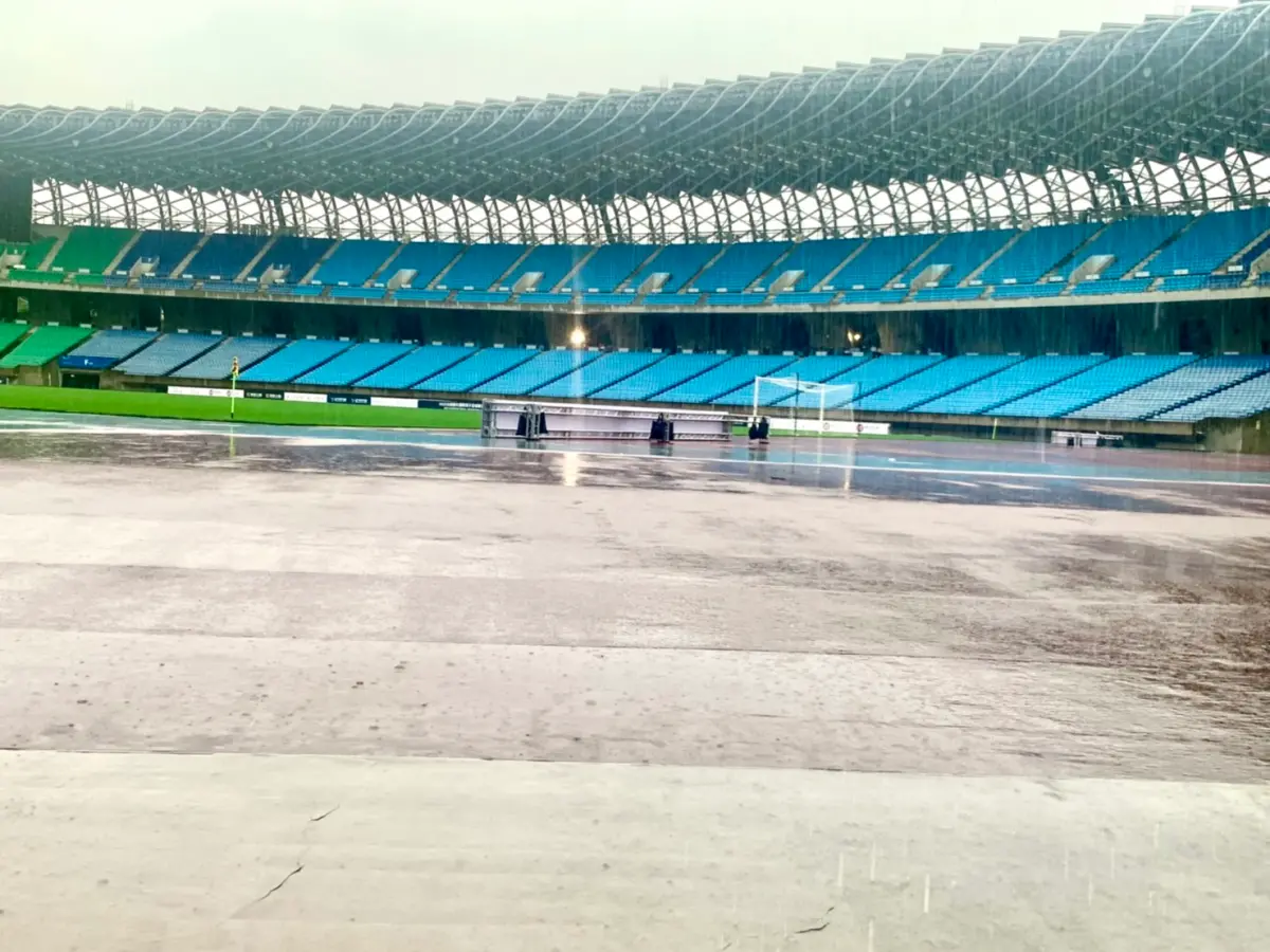 ▲高雄國家體育場下起滂沱大雨，中華男足與菲律賓的國際友誼賽預計將上演水中大戰。記者廖聿偉攝