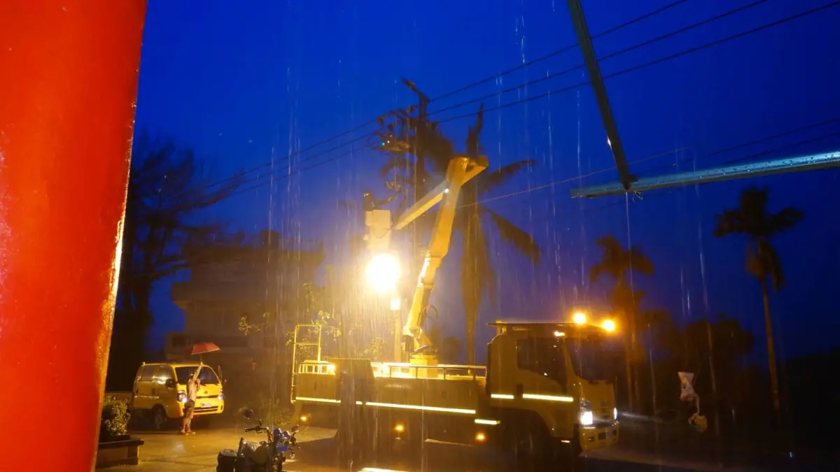 ▲台電從全國各地區處再加派逾百名人力挺進台東復電第一線。（圖／台電）