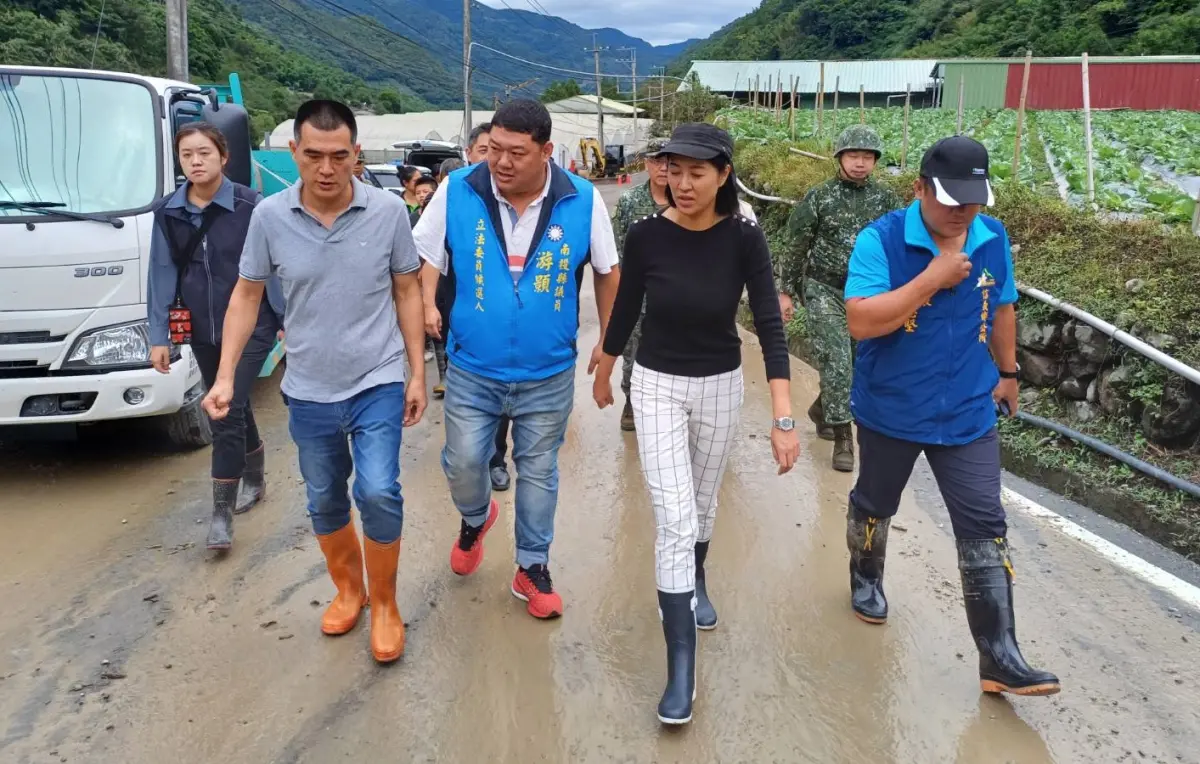 ▲許淑華勘災行程與游顥合體，母雞帶小雞非常積極。（圖／游顥提供，2023.09.08）