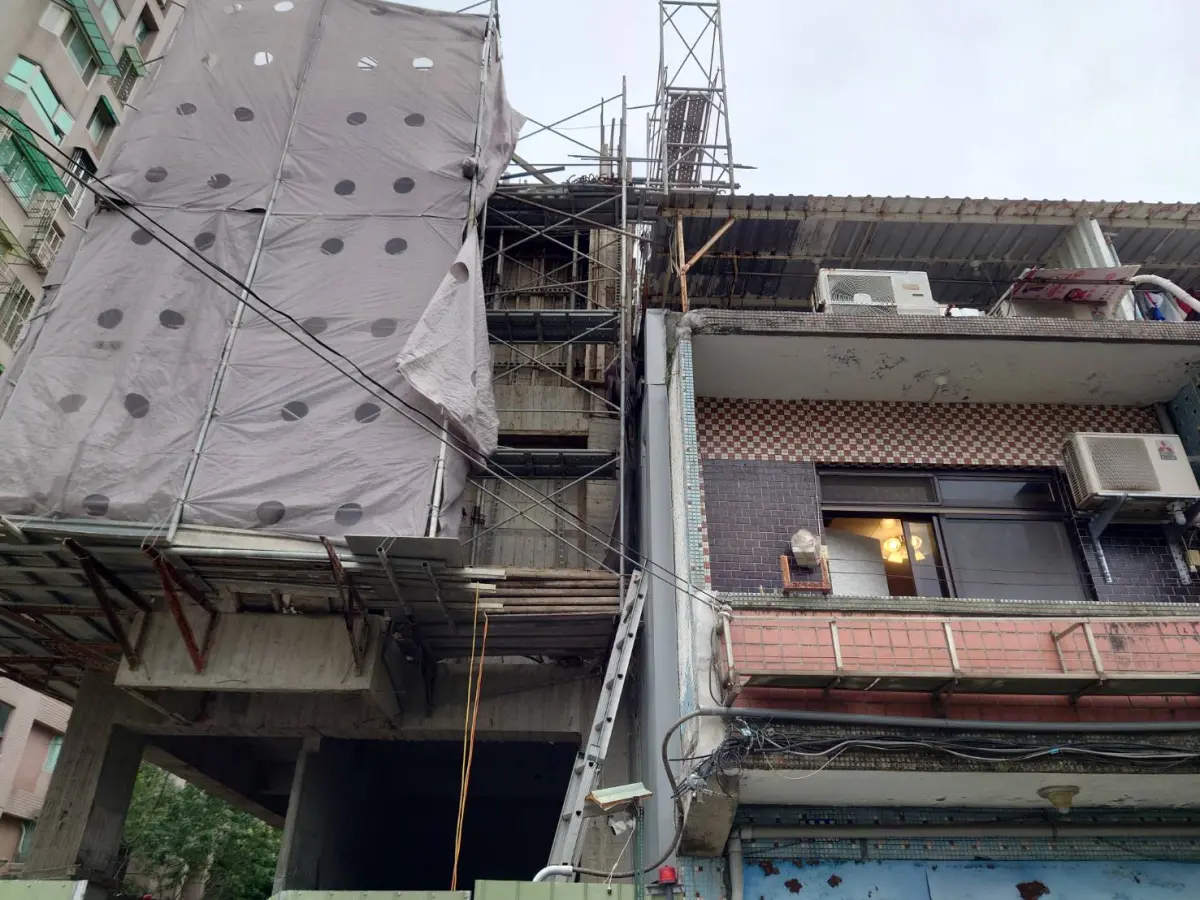 ▲三重工地混凝土澆置不慎破牆流入鄰房意外，現場已勒令現場停工，並裁處監造和承造人各9萬元罰鍰。（圖 ／新北市政府工務局提供）