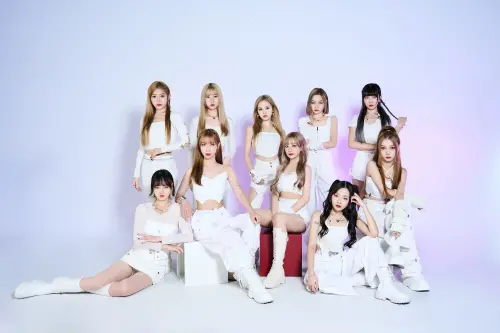 ▲《未來少女》紫月光成員的舞技非常出色，在製作人Aki眼裡更散發溫暖光芒。後排左起為Xiu、Yuki、Hina、Meng、Lyco，前排左起為Libi、Yia、Yuki、Rinii、17、Bling。（圖／ACEM提供）