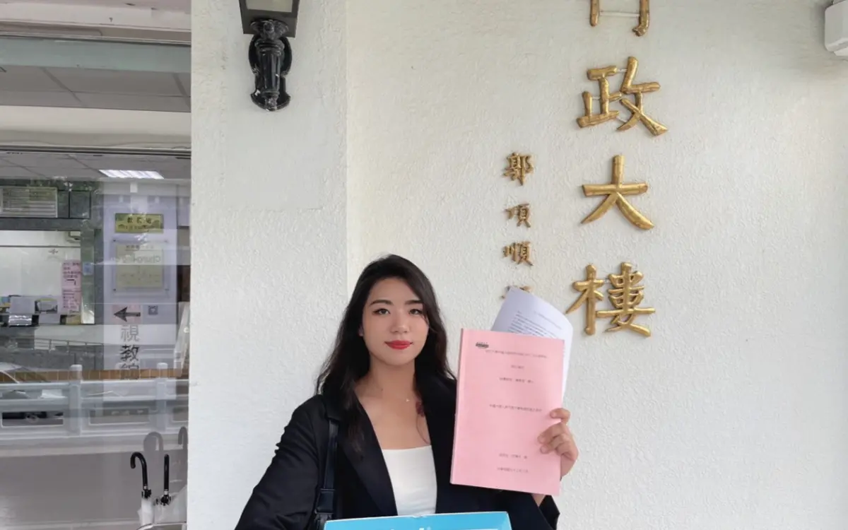 ▲國民黨發言人楊智伃今日帶著何博文論文抄襲事證到淡江大學檢舉。（圖／國民黨提供）