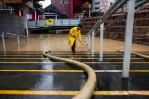 暴雨警告取消！香港破139年紀錄黑雨至少造成2死117傷　財損32億
