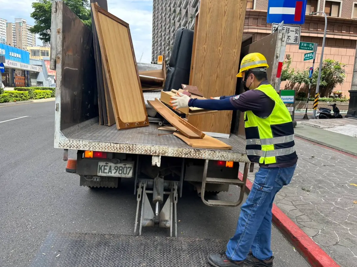 ▲桃園市民免費清運廢傢俱服務，自9月15日起開放網路預約，民眾隨時都可透過網路系統預約，各區清潔隊將會依約定時間、地點前往載運廢傢俱。（圖／桃園市環保局提供）