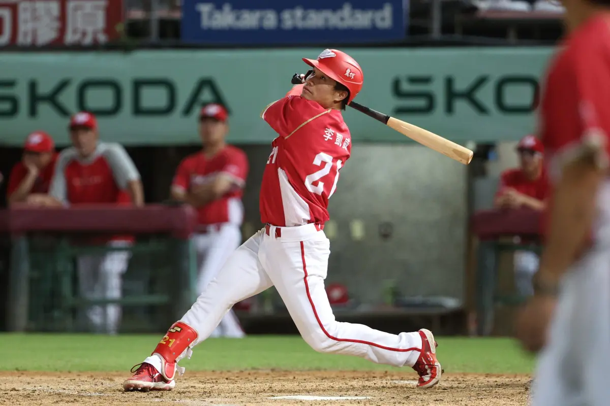 ▲味全龍李凱威開轟，幫助味全龍順利登頂。（圖／龍隊提供）