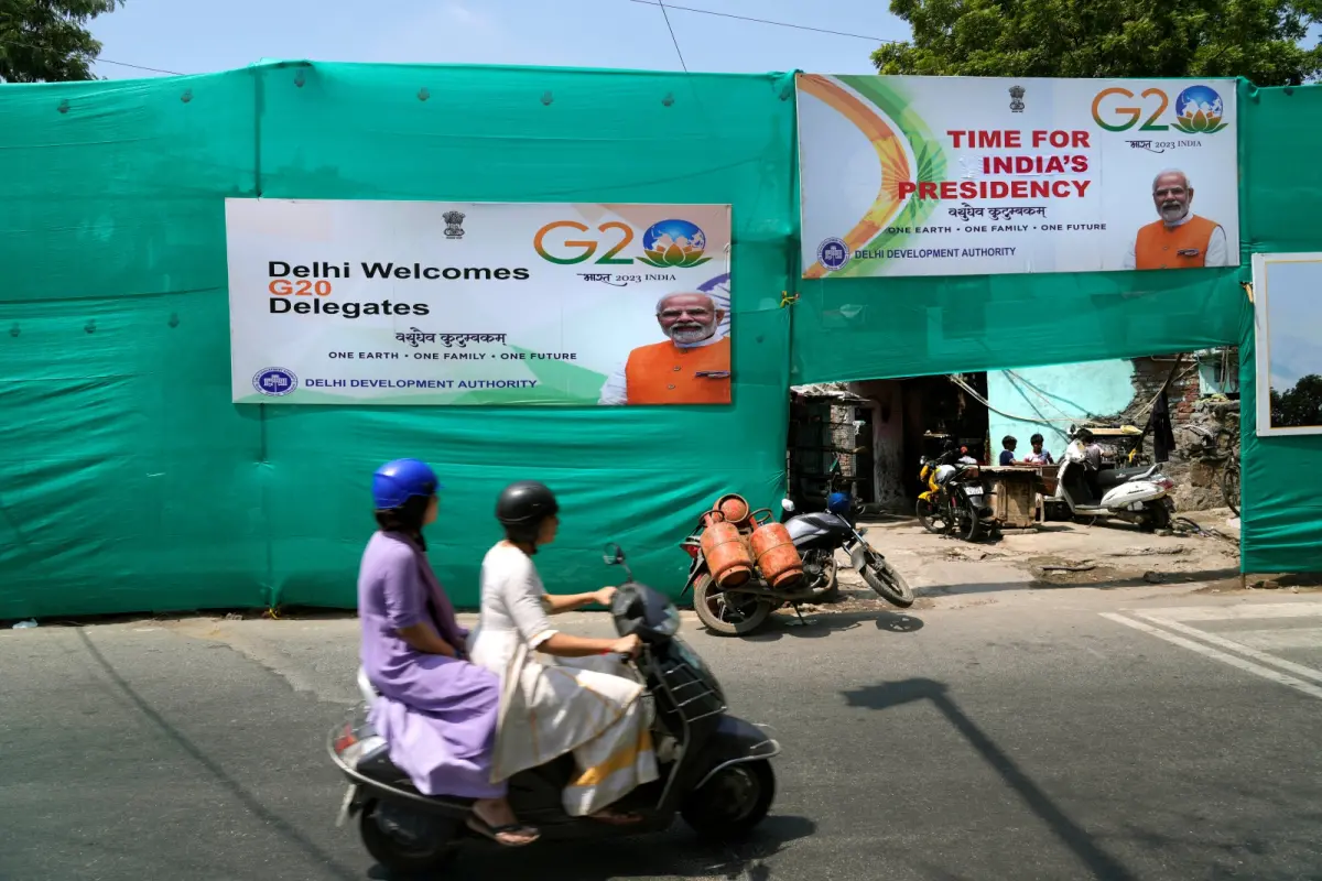▲印度9月舉辦G20峰會，牽扯出為了美化市容、不顧窮人死活的爭議。圖為新德里一處被以綠布及G20廣告遮蓋的貧民窟。（圖／美聯社／達志影像）
