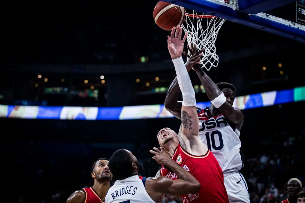 ▲德國中鋒Daniel Theis一人力抗多名美國球員抓籃板，全場他得到21分7籃板。（圖／美聯社／達志影像）