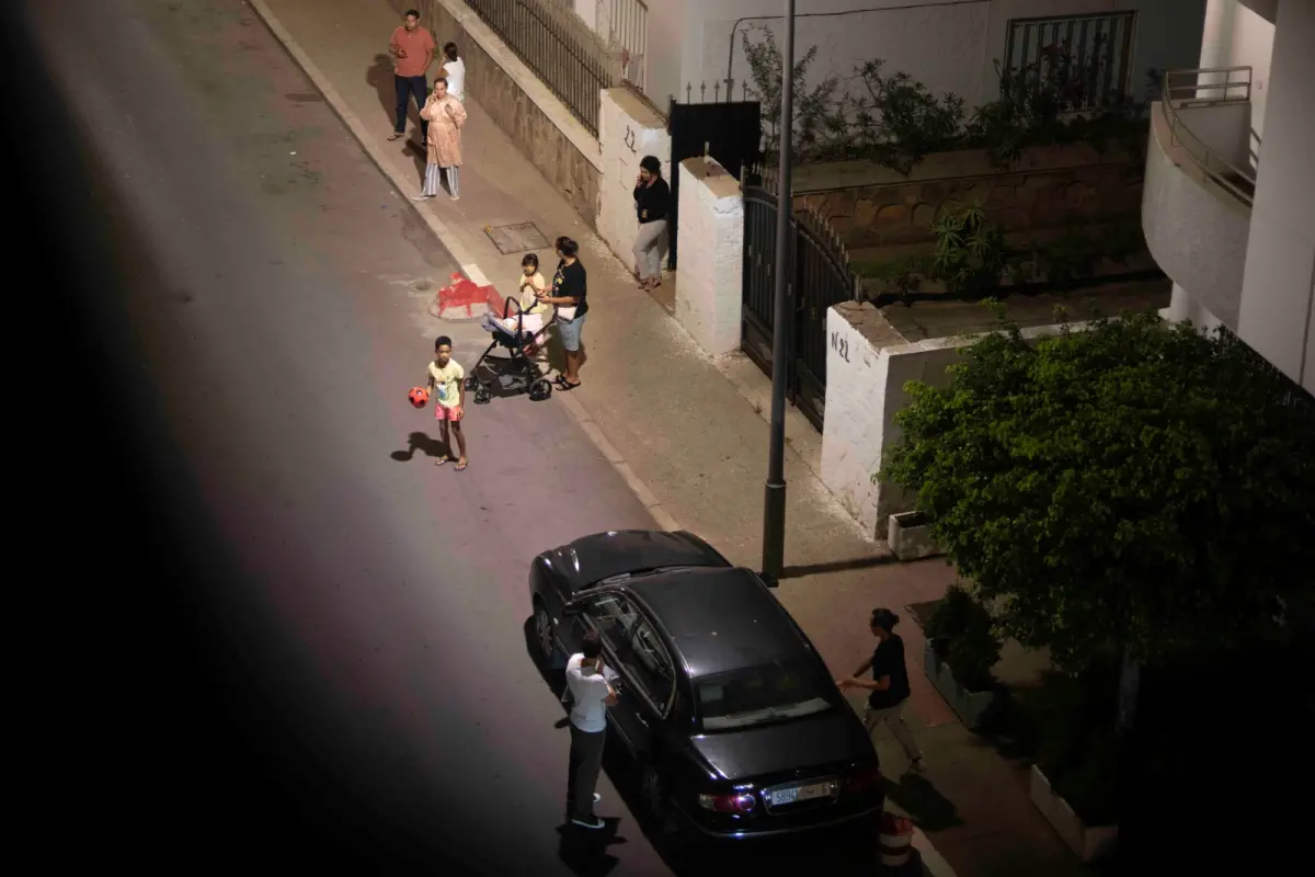 ▲北非摩洛哥發生規模6.8的強烈地震，居民紛紛逃到戶外。（圖／美聯社／達志影像）