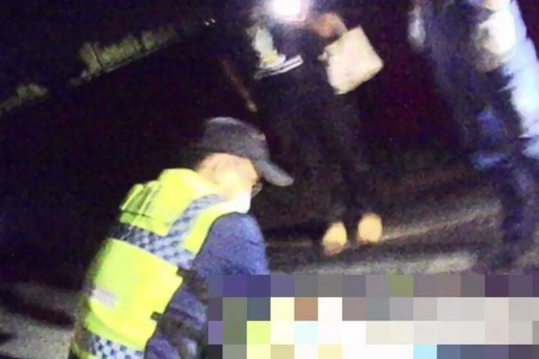 ▲錢男向某小額放款公司借5萬元，因無力償還，遭強押走虐打致死丟包，警方逮捕主嫌到案。（圖／翻攝畫面）