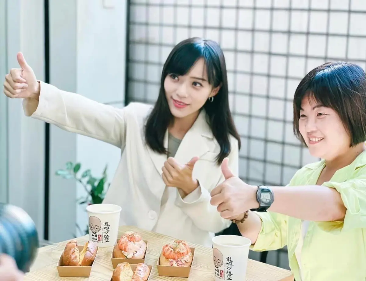 ▲高雄「4盎司龍蝦堡」爆紅卻引發負評，高雄市議員黃捷貼出她和議員陳慧文一年前用餐的照片，表示「好店值得你的等待」。（圖／翻攝自黃捷臉書）