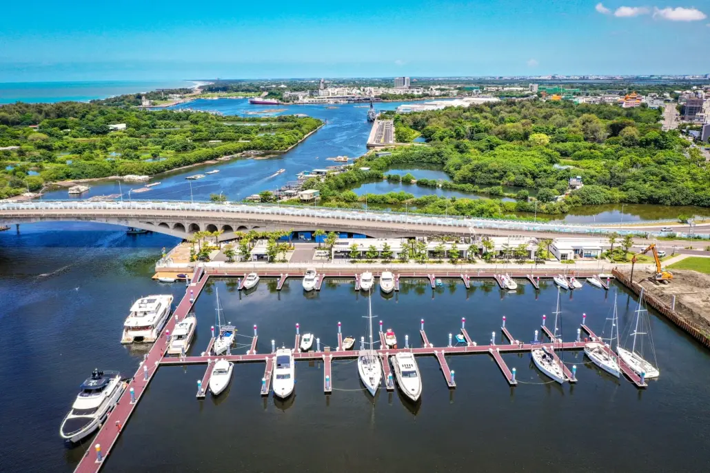 ▲國民黨2024競選發言人凌濤今（8）日續攻民進黨總統候選人賴清德炒房爭議，直指「賴美宅」不僅鄰近捷運安億轉運站，更面對「安平遊艇碼頭開發案」，質疑過程涉及圖利。。（圖／翻攝亞果台南安平遊艇碼頭官網）