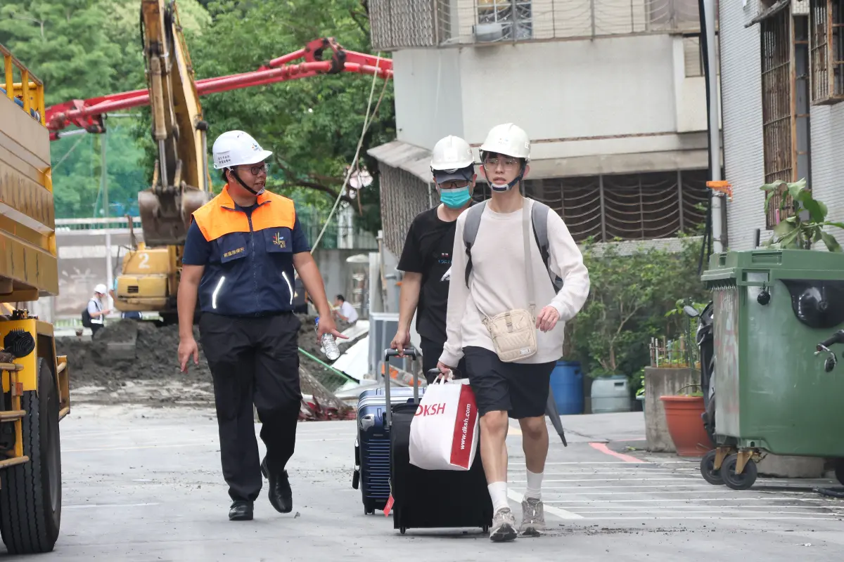 ▲基泰建設工地施工釀大直街民宅塌陷，疏散撤離超過4百人，部分遭收容安置住戶昨快速收拾行李。（圖／記者陳明中攝，2023.09.08）