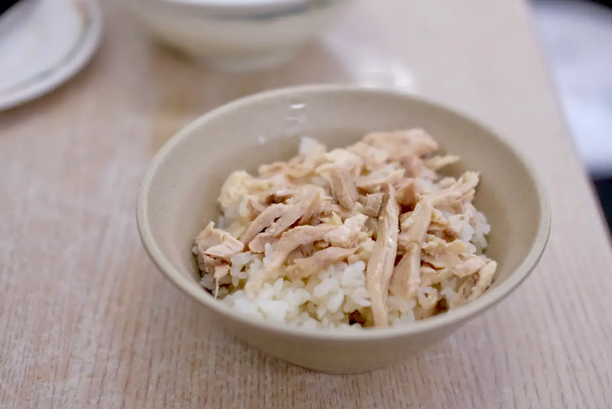 ▲嘉義男順手偷走掛在機車上的火雞肉飯便當，遭判拘役10日。（示意圖／記者葉盛耀攝，非當事火雞肉飯便當）