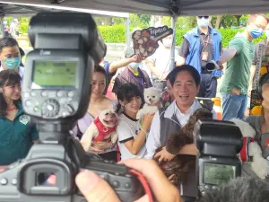 ▲賴清德出席「全國幸福寵物產業賴清德後援會成立大會」 ▲賴清德出席「全國幸福寵物產業賴清德後援會成立大會」,並與狗狗互動。(圖/記者陳佩君攝,2023.09.09)