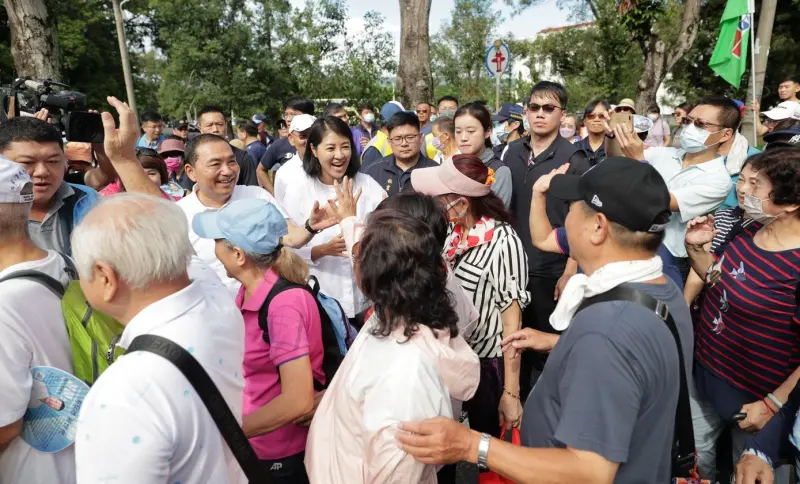 ▲國民黨總統參選人侯友宜在中興新村受到許多長輩歡迎。(圖/南投縣政府提供,2023.09.09)