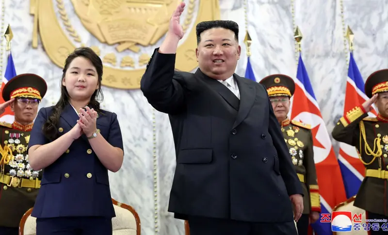 ▲北韓昨天舉行紀念建國75週年的閱兵式，領導人金正恩攜愛女出席。（圖／美聯社／達志影像）