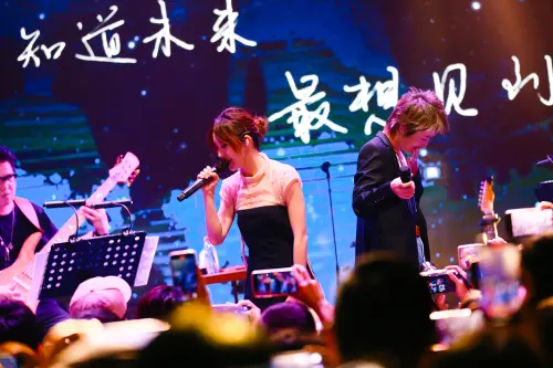 ▲白安舉辦新專輯巡迴演唱會，最後一場來到北京，好友曾軼可力挺現身。（圖／相信音樂提供）